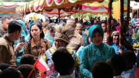 Ny. Tri tito Karnavian dan PJ Gubernur Papua Tengah, Ribka Haluk bertemu dengan anak-anak sekolah di Kwamki Narama Timika. Foto.Edwin/sasagupapua