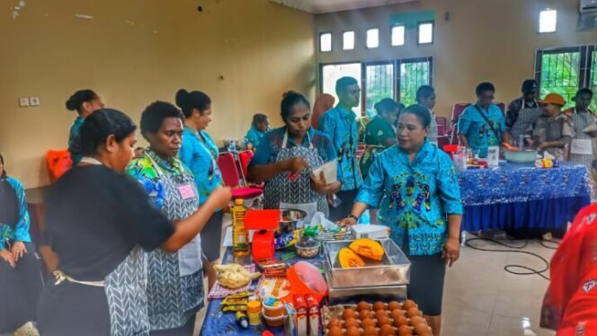 
Dinas Pemberdayaan Perempuan dan Perlindungan Anak, Pengendalian Penduduk, dan Keluarga Berencana (DP3AP2KB) melakukan pendampingan dalam kegiatan Pengembangan Kegiatan Masyarakat Untuk Peningkatan Kualitas Keluarga. (Foto:Edwin Rumanasen)