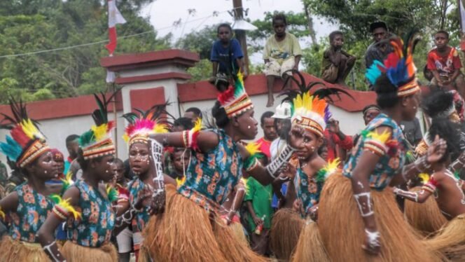 
Para peserta  saat menari dalam kegiatan perlombaan pada perayaan HUT Ke -79 Republik Indonesia yang diselenggarakan di Halaman Kantor Distrik Iwaka Sabtu (17/8/2024). Foto: Edwin Rumanasen