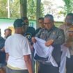 Deputi Bidang Dukungan Teknis Bawaslu Republik Indonesia (RI), Dr. La Bayoni saat memberikan baju untuk dipakai kepada salah satu masyarakat Kampung Walani, Distrik Kwamki Narama, Kabupaten Mimika. (Foto: Edwin Rumanasen)