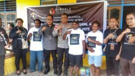 Deputi Saat berfoto bersama Anggota Bawaslu Kabupaten Mimika pada kunjungan di Distrik Kwamki Narama, Kampung Walani.(Foto:Humas JMSI)