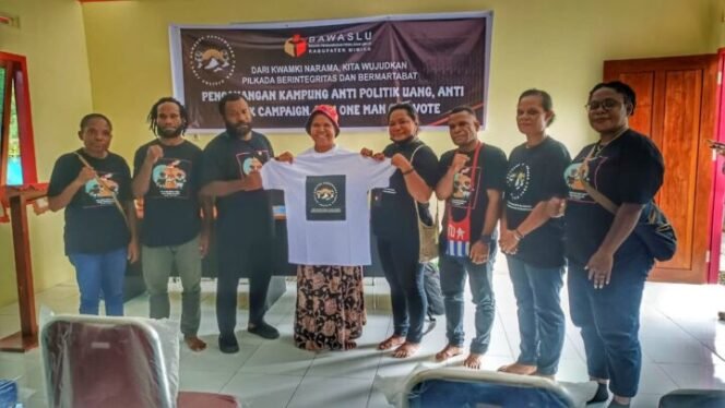 
Foto Bersama setelah sosialisasi Politik Anti Uang, Black Campaign, satu orang satu suara di Aula kantor Kampung Amole, Distrik Kwamki Narama.(Foto:Edwin Rumanasen)