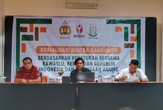 
Ketiga narasumber saat memberikan Sosialisasi Sentra Gakkumdu.(Foto: Edwin Rumanasen)