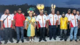 Paslon Bupati Namia Gwijangge,S.Pd,M.Si dan Obed Gwijangge saat diterima di depan Kantor KPU Untuk melakukan pendaftaran.(Foto: Edwin Rumanasen)