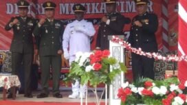 Kepala Distrik Mimika Timur, Oktovianus Kum berfoto bersama para pejabat TNI/Polri. (Foto: Humas Kodim)