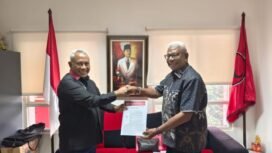 Johannes Rettob saat menerima SK B1-KWK dari Ketua DPP Bidang Kehormatan PDIP, Komarudin Watubun