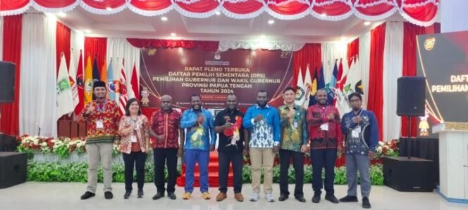 
Komisioner KPU Kabupaten Mimika berfoto bersama Komisioner KPU Provinsi Papua Tengah. (Foto: Istimewa)