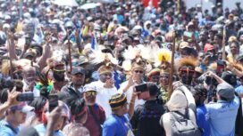 Alexander Omaleng dan Yusuf Rombe ketika tiba di Pelataran Gedung Eme Neme Yauware disambut para pendukung.