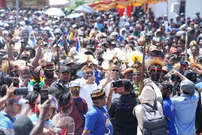 
Alexander Omaleng dan Yusuf Rombe ketika tiba di Pelataran Gedung Eme Neme Yauware disambut para pendukung.