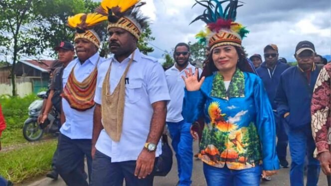 
Calon Bupati dan Wakil Bupati, Namia Gwijangge dan Obet Gwijangge saat tiba di Nduga, Rabu (28/8/2024). (Foto: Istimewa)