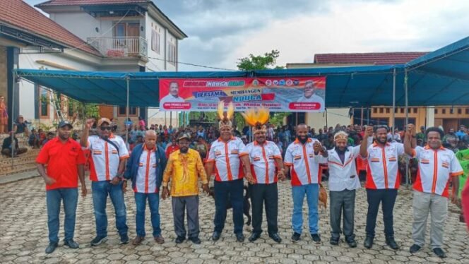
Paslon Namia-Obed bersama para anggota Parpol Pendukung sebelum menuju Kantor KPU untuk mendaftar (Foto: Edwin Rumanasen)