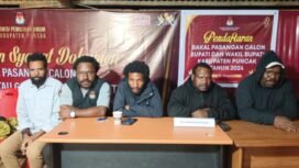 Ketua KPU Kabupaten Puncak,Natalius Tabuni saat memberikan keterangan pers, Kamis (19/8/2024)