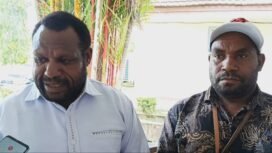 Ketua KPU Kabupaten Puncak dan Koordiv HP2HM Bawaslu Kabupaten Puncak, Fredi Wandikbo. (Foto: Sasagupapua.com)