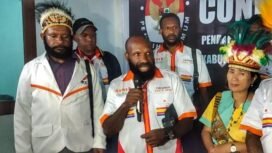 Ketua Tim Pemenangan Namia-Obed, Leri Gwijangge saat memberikan keterangan pers. (Foto: Edwin Rumanasen)