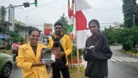 Tiga orang mahasiswa Politeknik Amamapare saat membagikan pamflet. (Foto: Edwin Rumanasen)