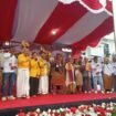 Rombongan Paslon Bupati dan Wakil Bupati Maximus Tipagau dan Peggi Patrisia Pattipi usai memberikan keterangan pers di Kantor KPU Mimika. (Foto: Sasagupapua.com)