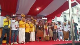 Rombongan Paslon Bupati dan Wakil Bupati Maximus Tipagau dan Peggi Patrisia Pattipi usai memberikan keterangan pers di Kantor KPU Mimika. (Foto: Sasagupapua.com)