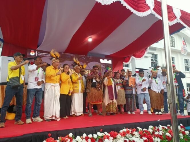 
Rombongan Paslon Bupati dan Wakil Bupati Maximus Tipagau dan Peggi Patrisia Pattipi usai memberikan keterangan pers di Kantor KPU Mimika. (Foto: Sasagupapua.com)