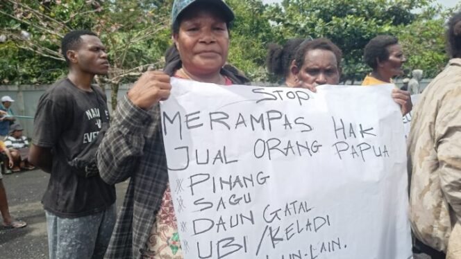 
Mama Damaris Onawame (kiri) saat ikut bersuara untuk hak pangan lokal di Timika, Selasa (6/8/2024). (Foto: Edwin Rumanasen)