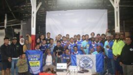 The Mambri dan The Viking Foto bersama usai Nobar PSBS Biak vs Persib di Timika. (Foto: Edwin Rumanasen)
