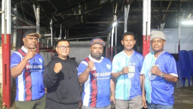 
Para pengurus The Mambri dan The Viking. (Foto: Edwin Rumanasen)