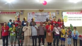 Kepala Distrik Kuala Kencana, Yemi Gobai berfoto bersama pihak TNI/Polri dan para pemenang lomba. (Foto: Sasagupapua.com)