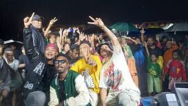 Qhiba Mansawan dan Owl Gank berfoto bersama para warga Perumahan Hope Timika saat konser Gebyar HUT ke-79 RI. (Foto: Edwin Rumanasen)