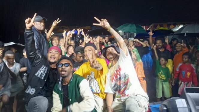 
Qhiba Mansawan dan Owl Gank berfoto bersama para warga Perumahan Hope Timika saat konser Gebyar HUT ke-79 RI. (Foto: Edwin Rumanasen)