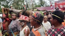 Suasana masyarakat saat membawakan tarian perahu. (Foto: Sasagupapua.com)