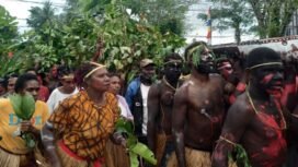 Masyarakat Kampung Mware saat membawakan tarian perahu. (Foto: Sasagupapua.com)