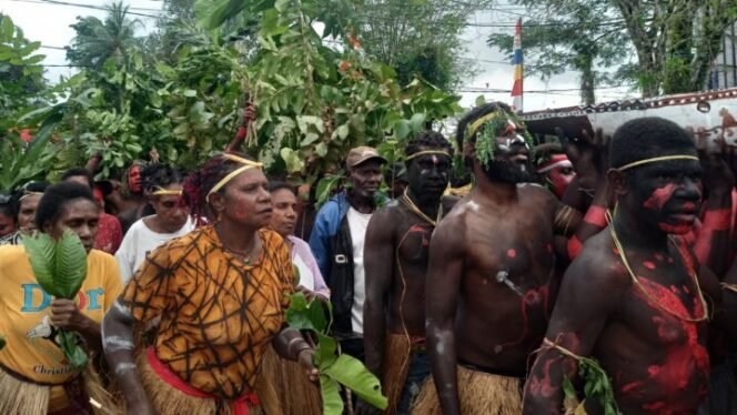 
Masyarakat Kampung Mware saat membawakan tarian perahu. (Foto: Sasagupapua.com)