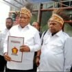 John Wempi Wetipo dan Ausilius You usai menerima rekomendasi dari Partai GERINDRA untuk maju menjadi Gubernur dan Wakil Gubernur Papua Tengah. (Istimewa)