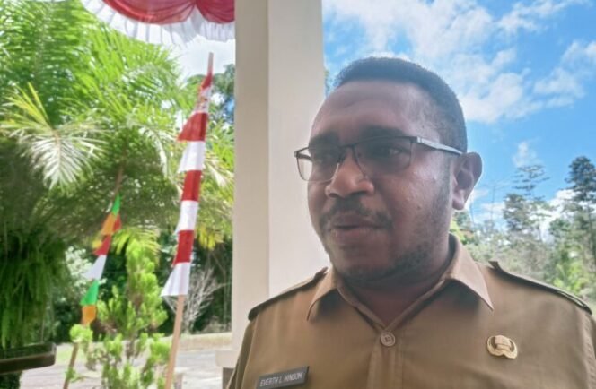 
Kepala BPKSDM Kabupaten Mimika, Everth Hindom. (Foto: Sasagupapua.com)