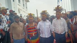 Alex Omaleng dan Yusuf Rombe bersama rombongan ketika tiba di Kantor KPU Mimika. (Foto: Sasagupapua.com)