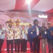 Paslon Alexander Omaleng dan Yusuf Rombe berfoto bersama tim pemenangan 'AIYE'. (Foto: Sasagupapua.com)