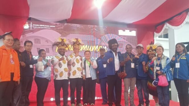 
Paslon Alexander Omaleng dan Yusuf Rombe berfoto bersama tim pemenangan 'AIYE'. (Foto: Sasagupapua.com)