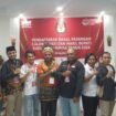 Para Komisioner KPU dan Bawaslu saat berfoto bersama usai menyelesaikan proses pendaftaran Pasangan Calon. (Foto: Sasagupapua.com)