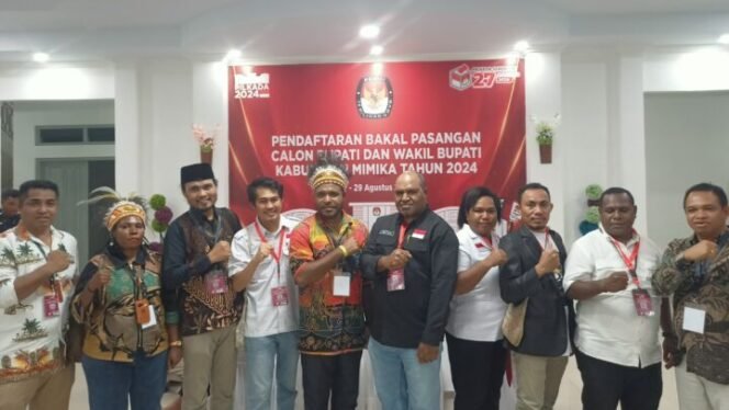 
Para Komisioner KPU dan Bawaslu saat berfoto bersama usai menyelesaikan proses pendaftaran Pasangan Calon. (Foto: Sasagupapua.com)