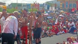 Pasangan Calon Bupati dan Wakil Bupati Kabupaten Mimika, Johannes Rettob dan Emanuel Kemong saat mengikuti ritual adat Amungme dan Kamoro. (Foto: Sasagupapua.com)