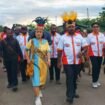 Pasangan Calon Bupati dan Wakil Bupati Kabupaten Nduga, Namia Gwijangge dan Obet Gwijangge ketika berjalan kaki menuju ke Kantor KPU Nduga untuk mendaftar. (Foto: Edwin Rumanasen)