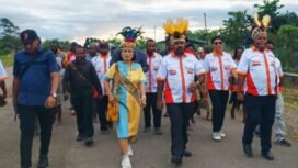 Pasangan Calon Bupati dan Wakil Bupati Kabupaten Nduga, Namia Gwijangge dan Obet Gwijangge ketika berjalan kaki menuju ke Kantor KPU Nduga untuk mendaftar. (Foto: Edwin Rumanasen)