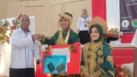 Penyerahan dokumen kepada Pasangan yang baru menikah. (Foto: Edwin Rumanasen)