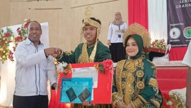 
Penyerahan dokumen kepada Pasangan yang baru menikah. (Foto: Edwin Rumanasen)