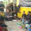 Deputi saat berkunjung ke Kampung walani beserta rombongan Tim Bawaslu ketika mensosialisasikan Anti Politik Uang, Black Campaign, dan Satu Orang Satu Suara di Kwamki Narama.(Foto:Edwin Rumanasen)
