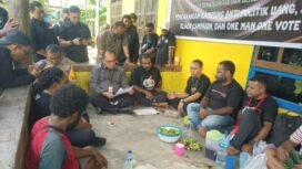 Deputi saat berkunjung ke Kampung walani beserta rombongan Tim Bawaslu ketika mensosialisasikan Anti Politik Uang, Black Campaign, dan Satu Orang Satu Suara di Kwamki Narama.(Foto:Edwin Rumanasen)