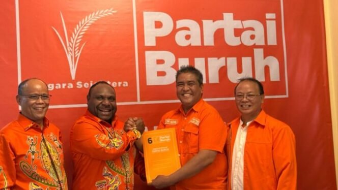 
Alex Omaleng - Yusuf Rombe ketika menerima SK oleh Sekretaris Jenderal Partai Buruh Ferri Nuzarli di Kantor Partai Buruh Jakarta (23/8/2024).