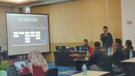 Koordinator Divisi Data dan Informasi KPU Kabupaten Mimika, Budiono Muchie saat memberikan keterangan terkait Data Pemilih.(Foto: Edwin Rumanasen)