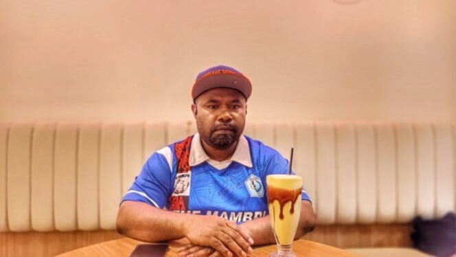 
Nimrod Mnsen, Korlap The Mambri (Foto: Edwin Rumanasen)