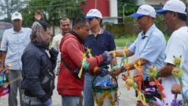 AIYE bersama tim relawan muslim membagikan keranjang Maulid kepada tukang ojek, sopir taksi rental, dan warga lainnya yang tetap bekerja pada hari raya. (Foto:Tim Media AIYE)