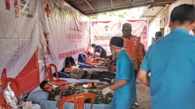 Ketua PMI Kabupaten Mimika, Johannes Rettob saat melihat langsung proses Transfusi Darah yang dilakukan. (Foto: Edwin Rumanasen)